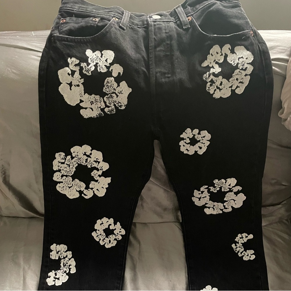 Levi x Denim Tears ‼️
Size 30 W x 32 L ‼️
Worn 3 times ‼️
Price negotiable ‼️